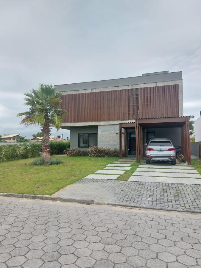 Casa em condomínio beira de lagoa
