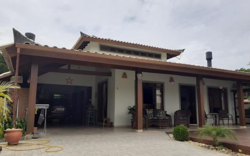 Casa térrea com piscina em Garopaba