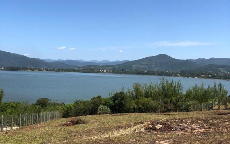 Terreno enorme beira de Lagoa