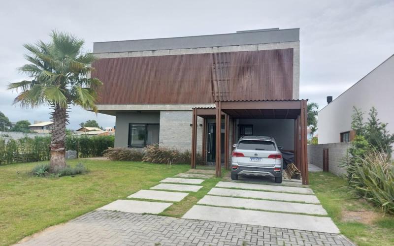 Casa em condomínio beira de lagoa